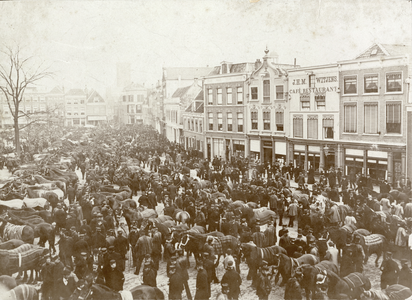 97187 Gezicht op de Palmpaardenmarkt op het Vredenburg te Utrecht; rechts de huizen aan de oostelijke pleinwand.